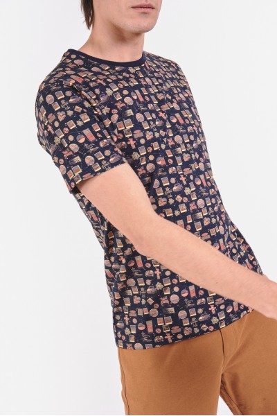T-shirt w drobne wzory o tematyce podróżniczej T-shirt w drobne wzory o tematyce podróżniczej