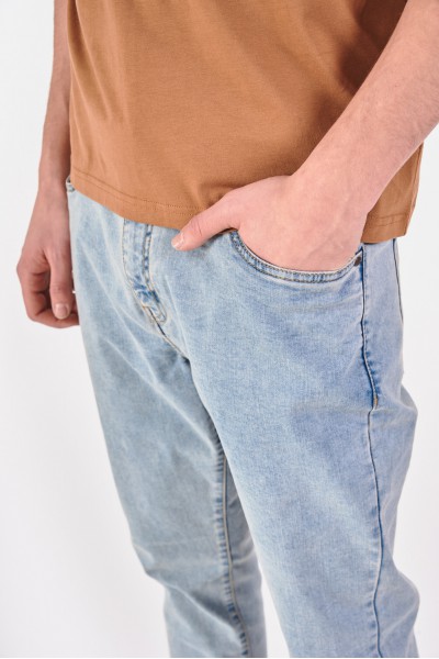 Jeansy z jasnego denimu Jeansy z jasnego denimu