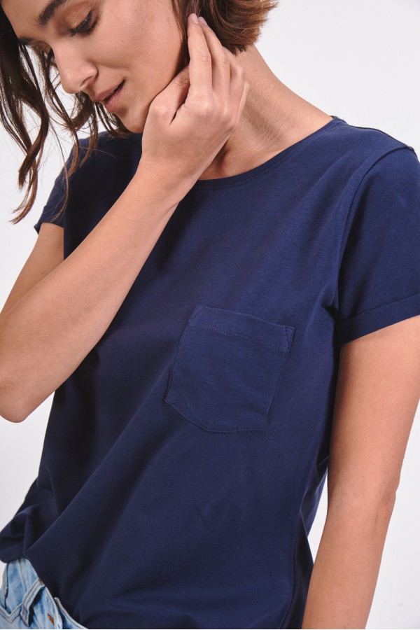 Gładki t-shirt z kieszonką na piersi Gładki t-shirt z kieszonką na piersi