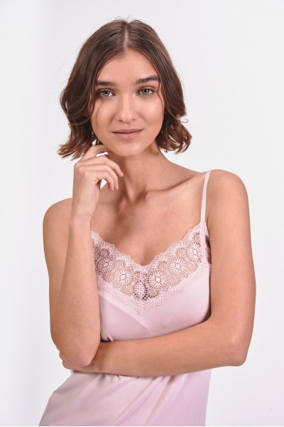 Top z gładkiego materiału z koronką przy dekolcie Top z gładkiego materiału z koronką przy dekolcie