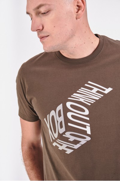 T-shirt z białym nadrukiem T-shirt z białym nadrukiem