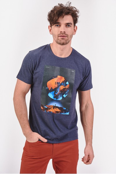 Melanżowy t-shirt z kosmicznym nadrukiem Melanżowy t-shirt z kosmicznym nadrukiem
