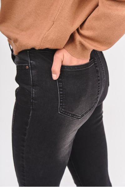 Spodnie z ciemnego denimu Spodnie z ciemnego denimu