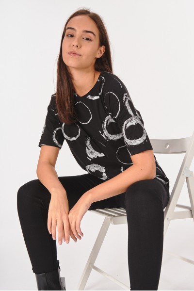 T-shirt w nieregularne wzory T-shirt w nieregularne wzory