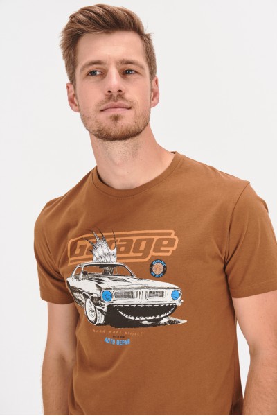 T-shirt z samochodowym nadrukiem T-shirt z samochodowym nadrukiem