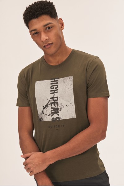T-shirt z czarno-białym nadrukiem T-shirt z czarno-białym nadrukiem