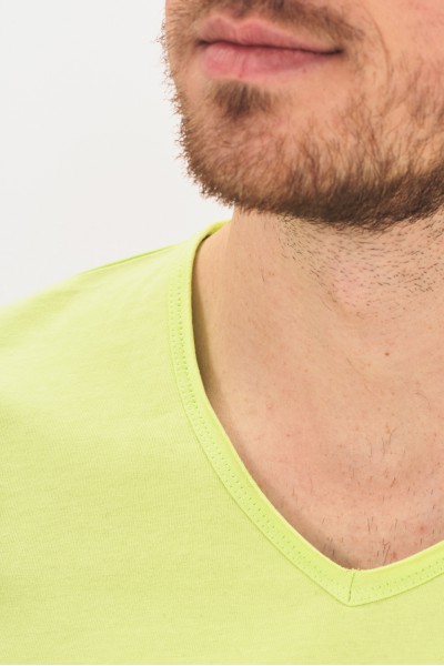 T-shirt z dekoltem w serek T-shirt z dekoltem w serek