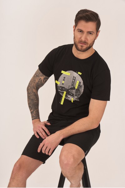 T-shirt z czarno-białym nadrukiem T-shirt z czarno-białym nadrukiem
